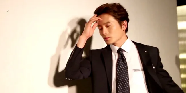 Menjelma Jadi Vampir Ganteng Film Korea, Ji Sung Misterius Abis