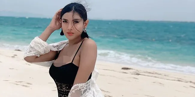 Millendaru Pakai Baju Renang & Pamer Body Goals di Pinggir Pantai