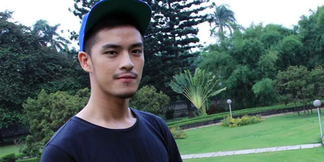 Mobil Morgan SMASH Tabrak Rambu Penunjuk Jalan