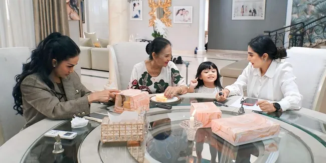 Momen Ashanty Wawancara Kris Dayanti Untuk Disertasi, Akrab & Hangat - Ameena Ikut