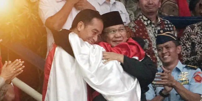 Momen Hangat Jokowi dan Prabowo Berpelukan Dalam Balutan Merah Putih