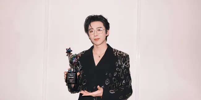 Momen Kocak Liu Yuning Terekam Ngantongin Cemilan di Event iQiyi Screaming Night 2025