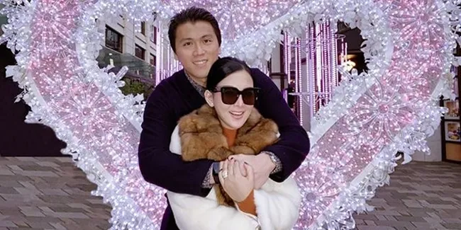 Momen Manis Syahrini dan Reino Barack Saat Gendong Bayi, Bahagia Banget Pamer Senyuman