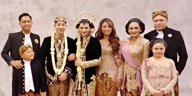 Momen Menyentuh Krisdayanti Cium Aurel dan Azriel di Nikahan Kartika Sary