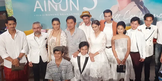 Momen Spesial, Jefri Nichol Hadiri Gala Premiere 'HABIBIE & AINUN 3'