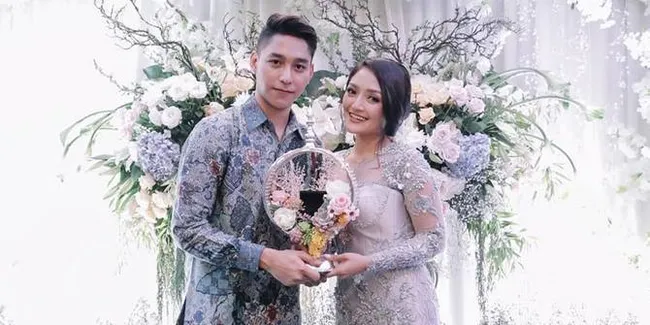 Momen Sungkeman Siti Badriah dan Krisjiana ke Orangtua, Mengharukan!