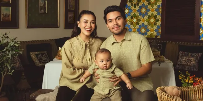 Momen Thariq Halilintar Sambil Gendong Arash Jalani Salat Tarawih Bersama Aaliyah Massaid