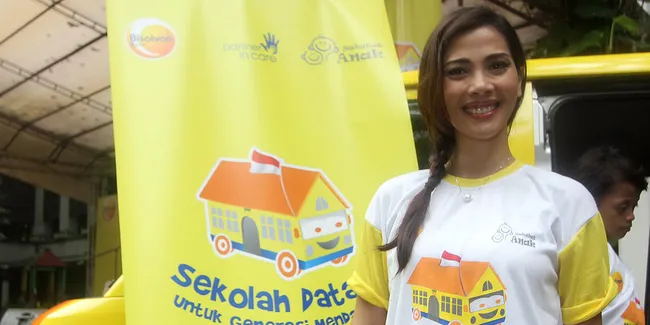 Nadya Mulya Ajari Anaknya Miliki Simpati Sosial Lewat Yayasan