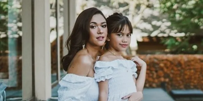 Nana Mirdad Marah Besar Karena Anak Perempuannya Dicium Fans di Bagian Bibir Secara Diam-Diam