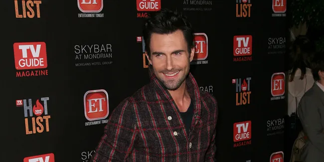 Ngeri... Adam Levine Muncul Dengan Tubuh Berlumuran Darah