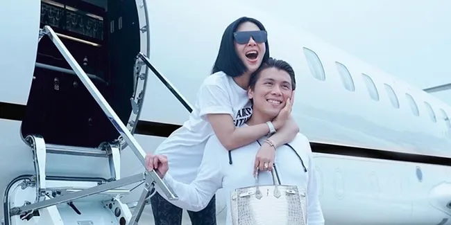 Nggak Bisa Jauh, Reino Barack Peluk Mesra Syahrini yang Lagi Sibuk Kerja