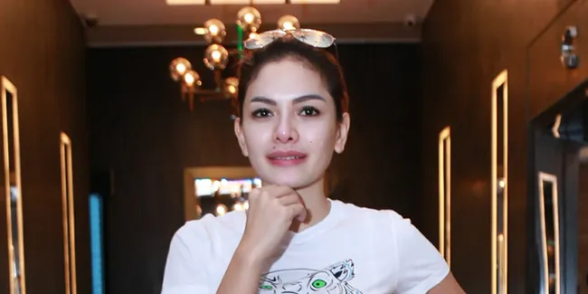 Nikita Mirzani Penasaran Dengan Batu Yang Selalu Keluarkan Darah