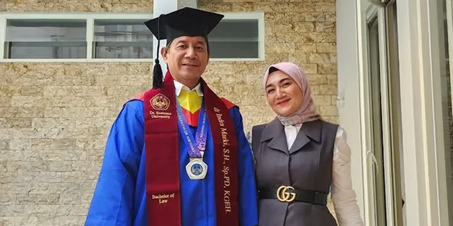 Nini Carlina Rayakan Wisuda Suami, Resmi Jadi Sarjana Hukum