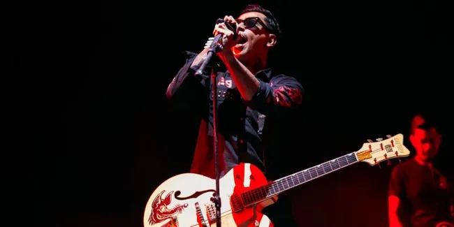 Nostalgia 30 Tahun Superman Is Dead, Bobby Pamer Gitar Bersejarah di Atas Panggung