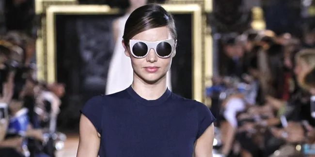 Nyaris Bugil, Miranda Kerr Tampil Hot Untuk Majalah i-D