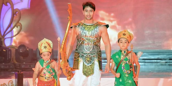 Obat Kangen! Lagi Happy, Shaheer Asyik Selfie Ganteng Dalam Mobil