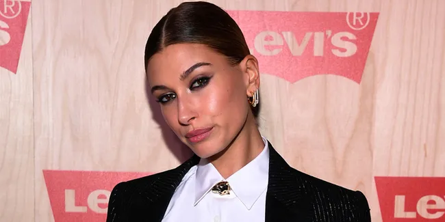 Pakai Baju Couple, Justin Bieber Cium Mesra Hailey Baldwin