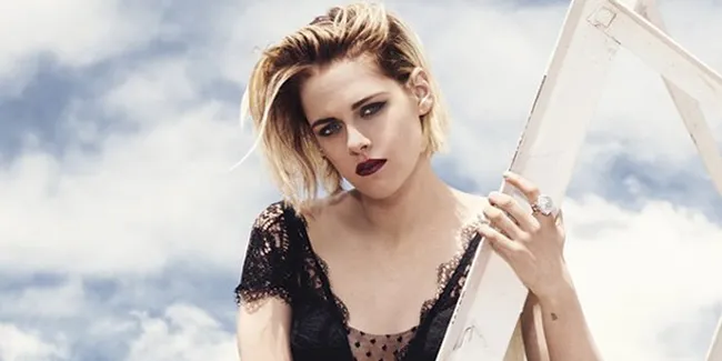 Pakai Hot Pants Super Pendek, Kristen Stewart Pamer Kaki Mulus