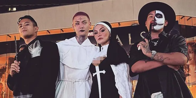 Pakai Kostum Biarawati Seksi, Agnez Mo Tuai Banyak Kritikan Dari Netizen - Disebut Tidak Pantas
