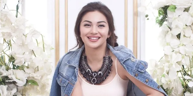 Pakai Lipstick Gelap, Ariel Tatum Tampil Glamor & Chic di Pemotretan 2018!