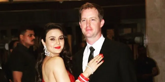 Pakai Sandal dan Celana Pendek, Preity Zinta Dinner Bareng Suami