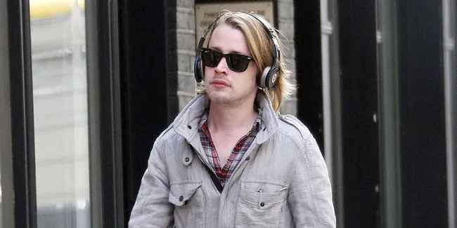 Patah Hati, Macaulay Culkin Nikahi Wanita Mirip Mila Kunis?