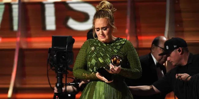Patahkan Piala Grammy, Adele Bagi Kemenangan Dengan Beyonce