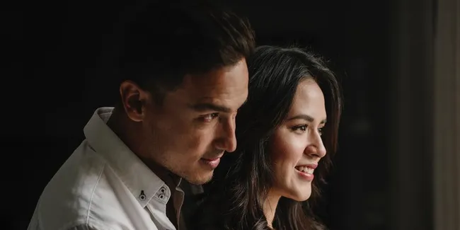 Pegang Babybump Raisa, Ekspresi Hamish Daud Bikin Gemas!