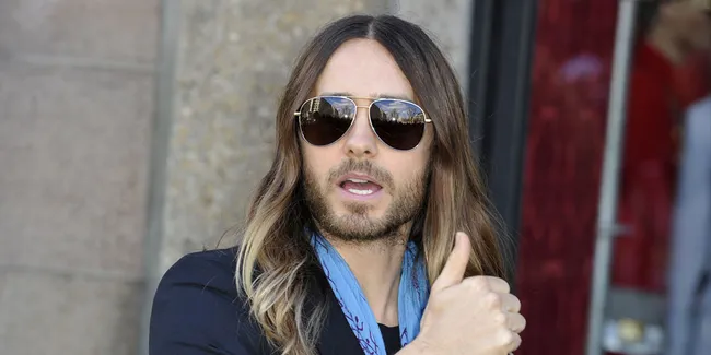 Penampilan Gondrong Jared Leto, Mirip Siapa Ya?