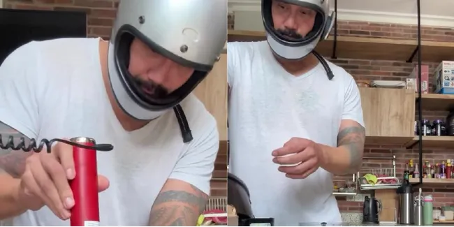 Penampilan Tora Sudiro saat Iseng Bikin Kopi dari Biji Kurma, Niat Banget Pakai Helm di Dapur