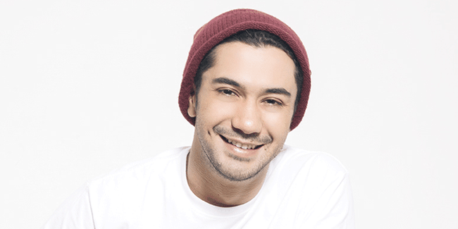 Penuh Wibawa, Reza Rahadian Disembah Banyak Orang