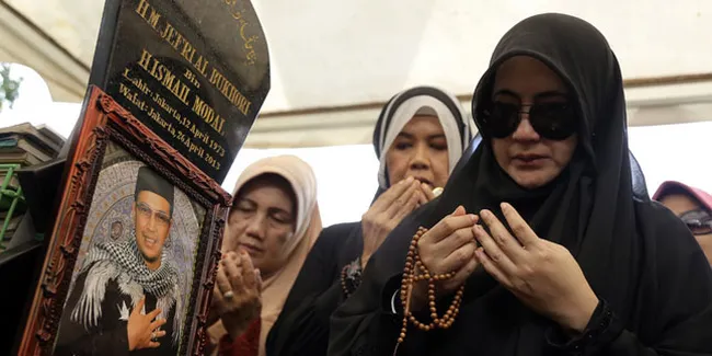 Peringati 2 Tahun Kepergian Uje, Umi Pipik Santuni 500 Anak Yatim