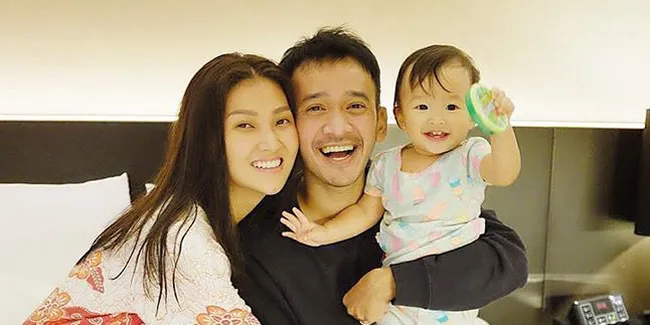 Pertama ke Pantai, Baby Thalia Berbikini Sambil Girang Main Pasir