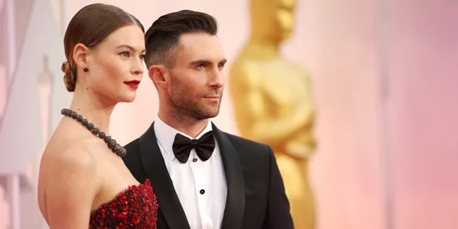 Pesona Kecantikan Behati Prinsloo, Lumpuhkan Hati Adam Levine