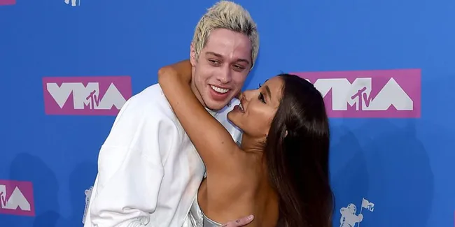 Pete Davidson Akhirnya Tanggapi Kabar Putus Dari Ariana Grande