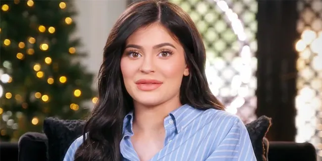 Photoshoot Bareng Kardashians, Kylie Jenner Sengaja Tutupi Kehamilan?