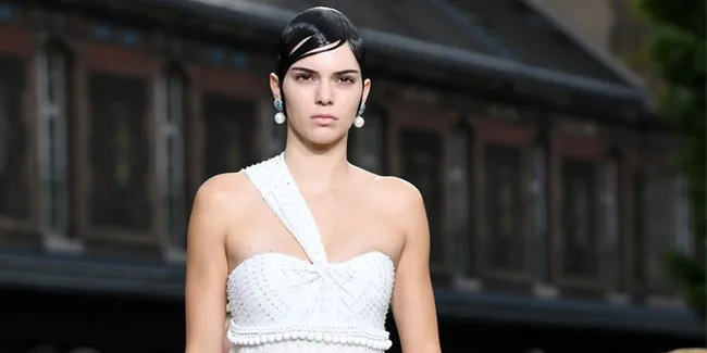 Photoshoot Lingerie, Kendall Jenner Tampil Seksi Menggoda