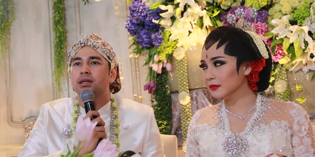 Photoshoot Para Pasangan Seleb di Altar Resepsi Raffi - Gigi