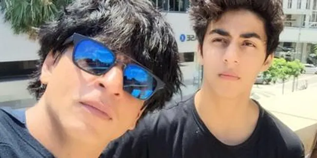 Pool Party di Kampus Baru, Aryan Khan Pamer Hot Chocolate Abs
