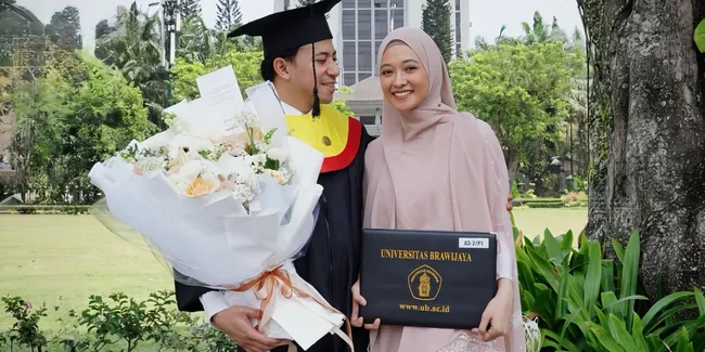 Poppy Bunga Rayakan Suami Lulus S3, Resmi Sandang Gelar Doktor