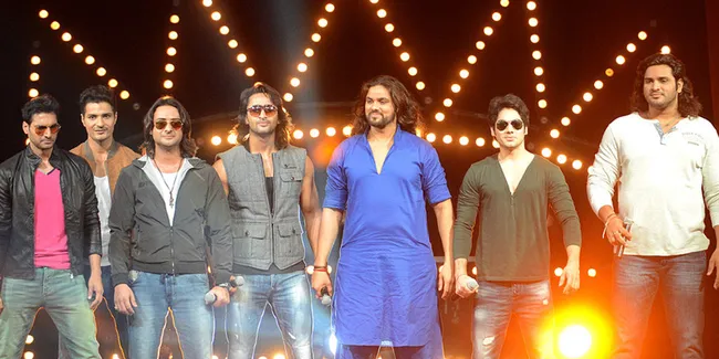 Pose Bareng Pemain 'Mahabharata', Ayu Ting Ting Terlihat Mungil