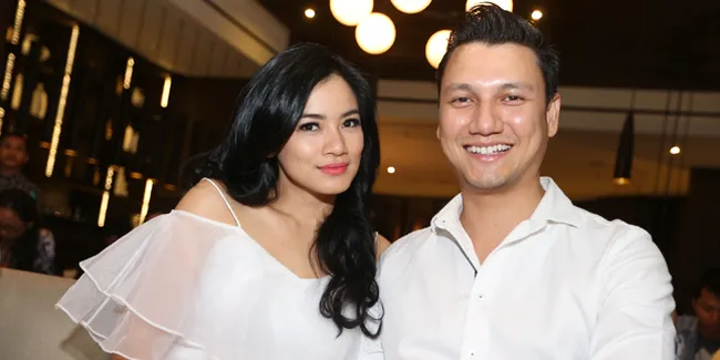Pose Ciuman Titi Kamal - Christian Sugiono di 6 Negara, Romantis!