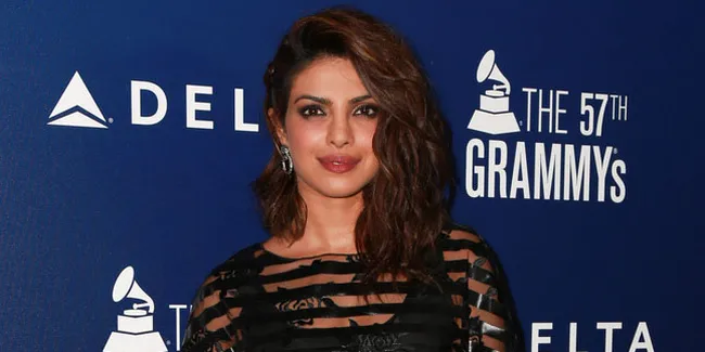 Pose di Pinggir Sungai, Priyanka Chopra Tampil Bak Sosialita