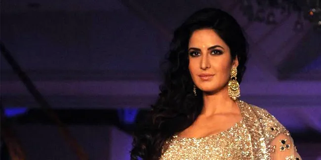 Pose Tanpa Make Up di Bawah Air, Katrina Kaif Cantik Flawless