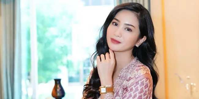 Posting Foto Selfie Dengan Rambut Terurai dan Kulit Kecokelatan, Bunga Zainal Cantiknya Alami Banget