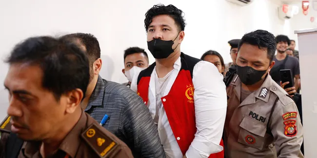 Potret Ammar Zoni Hadiri Sidang Perdana Kasus Penyalahgunaan Narkoba