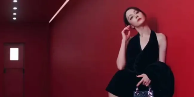 Potret Dilraba Dilmurat Terbaru Bersama Brand Dior, Visualnya Sangat Mahal dengan Gaya Berkelas