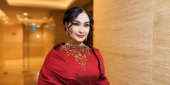 Potret Kebersamaan Iis Dahlia dengan Suami dan Putranya Devano Danendra