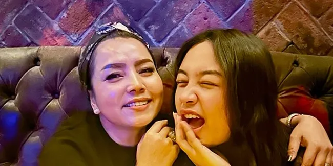 Potret Khirani Cosplay Jadi Mayangsari Waktu Muda, Mirip & Rambut Bondol Ikonik!