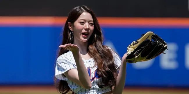 Potret Penampilan Jang Wonyoung Lakukan First Pitch di New York
